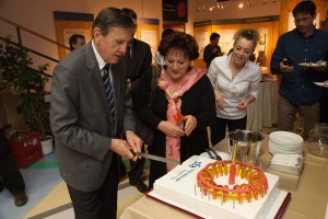 Dr. Čerček in tokamak torta ob 10 letnici SFA.